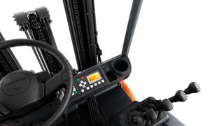 Der Traigo24 erlaubt eine relativ freie Sicht auf das Ladegut. Das Display zeigt die wichtigsten Daten an, die der Fahrer braucht. Hier das Bild, das sich in etwa zeigt, wenn man auf dem, wie es heißt, bequemen Fahrersitz Platz genommen hat. (Bild: Toyota Material Handling)