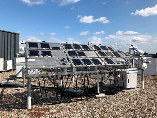 Unabhängigkeit von China! Die Frage, wie man aus den vielen Möglichkeiten, die Perowskit-Materialien bieten, in Sachen Solarzellen die effizientesten Rezepturen finden kann, wollen Forscher des Helmholtz-Zentrums Berlin mit Partnern beantworten ...(Bild:  HZB)