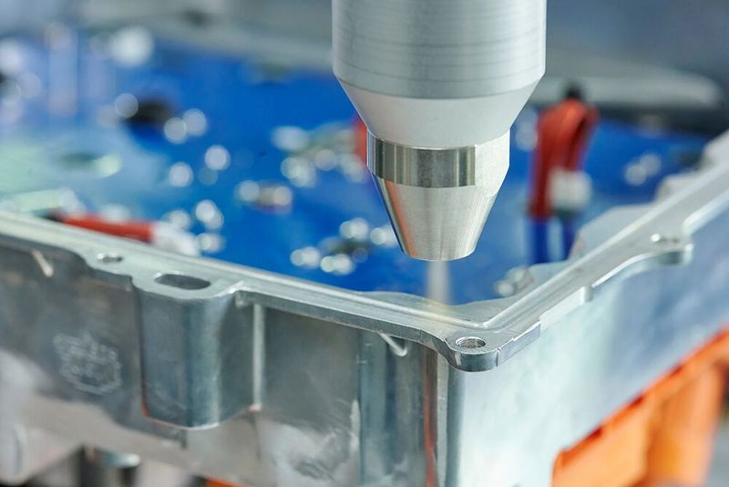 Plasmatreat kombiniert beim Reinigungsprozess HydroPlasma Atmosphärendruckplasma mit einem Strahl aus ionisiertem Wasser. (Bild: Plasmatreat)