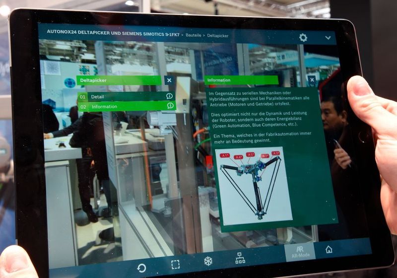 Über Augmented Reality erhält der Bediener oder Servicetechniker Informationen zu den verbauten Komponenten. (Stefanie Michel)