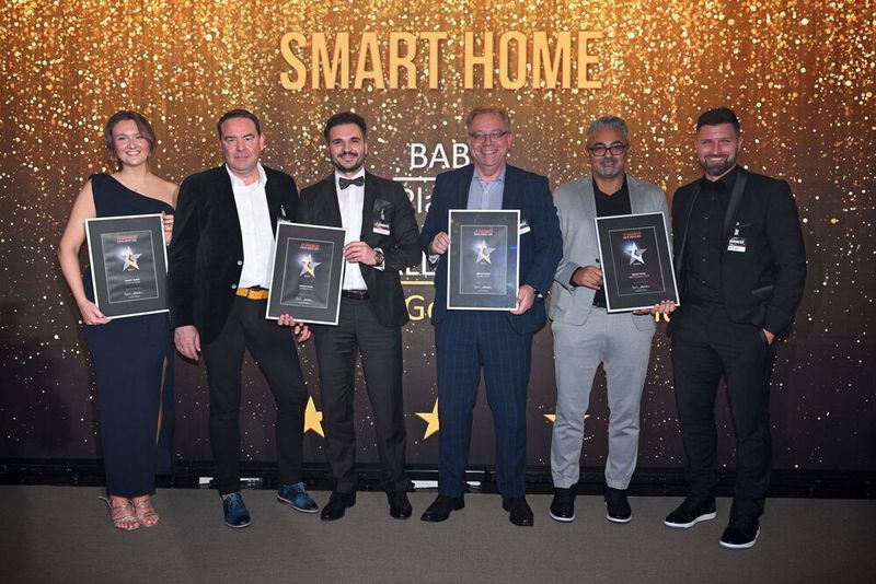 Wenn es um „Smart Home“ geht, haben folgende Distributoren die Preise abgeräumt: Sophia Kos (IT-BUSINESS) in Vertretung für Comline (Gold), Maik Goldschmidt und Sergio Gagliardi, Herweck (Gold), Claus Fischer, Allnet (Gold) sowie Murat Arpaci und Andreas Bajohr, BAB (Platin)   (Bild: Hannes Magerstädt)