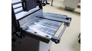 Sinnvolle Option für hochpräzises Arbeiten: Tisch mit Linearführung für das Modell 500.  (Bild: Alme)