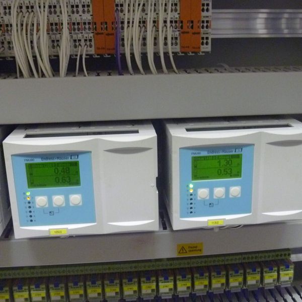 Messumformer Prosonic S eingebaut im Schaltschrank zur Füllstandmessung (Bild: E+H)