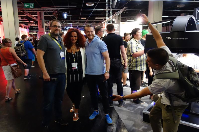 Da mein Blitz auf der Messe implodiert ist, musste bei dem Foto mit zwei Handylichter nachgeholfen werden! (Bild: IT-BUSINESS)