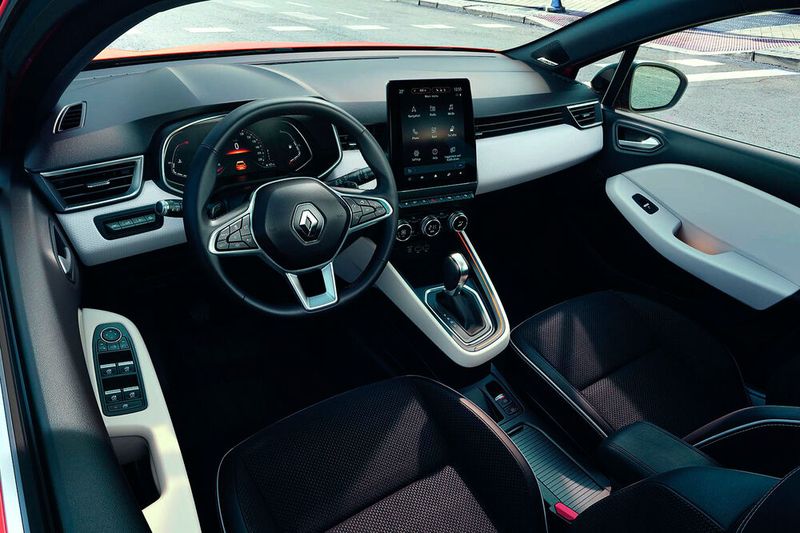 Das Cockpit soll dank farbiger Materialien und weicher Kunststoffe höherwertiger wirken als zuletzt. (Bild: Renault)