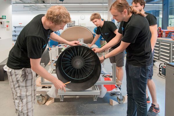 Studenten der TU Muenchen haben einen Prototyp für die SpaceX Competition WARR Hyperloop entwickelt. Im Bild (vlnr): Maximilian Springer, Nikolas Pflueger, Daniel Eiringhaus,Johannes Gutsmiedl (Bild: Andreas Heddergott, TU Muenchen)