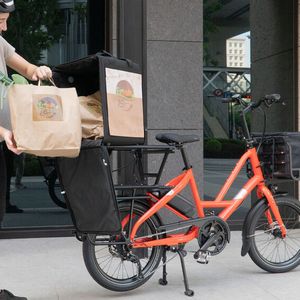 Wie bei Tern üblich, ist auch für den kompakten „Quick Haul“ eine breite Palette modularer Gepäcklösungen verfügbar. Als Antriebe stehen verschiedene Bosch-Motoren und Schaltungen zur Wahl. Eine Besonderheit des rund 23 Kilogramm schweren und auf 150 Kilogramm maximale Zuladung ausgelegten Bikes ist die Höhenverstellbarkeit von Sattel und Lenker, was eine spontane Anpassung auf Nutzer von 1,50 bis 1,95 Meter Körpergröße erlaubt. Zum Lastenrad wird das Quick Haul dank eines extralangen Heckträgers, der auf 50 Kilogramm Traglast ausgelegt ist und die Montage eines Kindersitzes sowie vertikales Parken erlaubt. Das auf 20-Zoll-Rädern stehende Quick Haul ist mit Licht, hydraulischen Scheibenbremsen sowie Schutzblechen ausgestattet. Die Preise starten bei rund 3.000 Euro.(Bild:  Mobility Holdings, Ltd.)