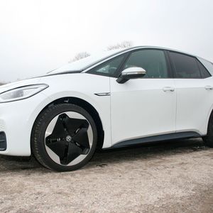 Ein wenig Grafik an der Karosserie und die spezifischen Felgen geben dem ID 3 einen Hauch Futuristik.(Bild:  Auto-Medienportal.Net)