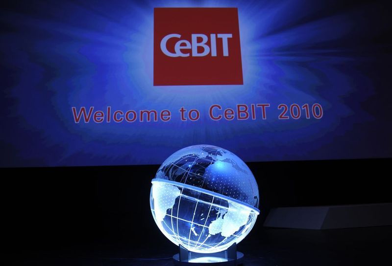 Das Motto der CeBIT 2010 lautet „Cennected Worlds“, und das spiegelte sich in den Bühnenelementen der Eröffnungs-Show wider. (Archiv: Vogel Business Media)