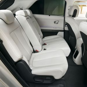 Je nach Bedarf lässt sich die hintere Sitzbank um bis zu 135 Millimeter verschieben.(Bild:  Hyundai)