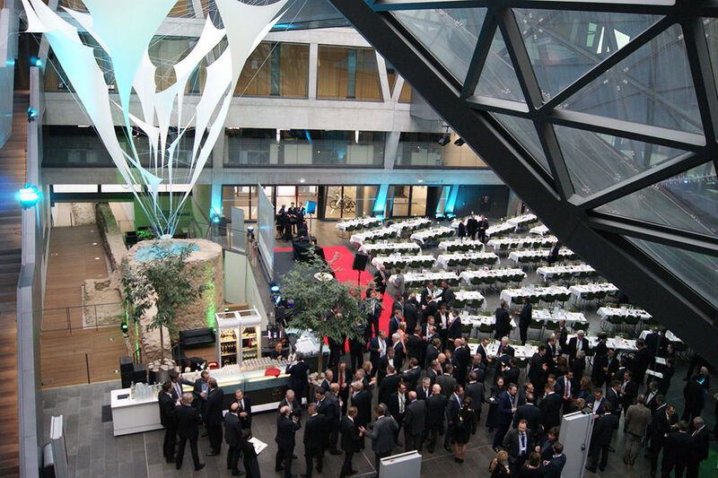 Den festlichen Rahmen für die Verleihungsgala bot das Forum des Darmstadtium. Allmählich trudeln die Festgäste ein. (Bild: Vogel IT-Medien GmbH)