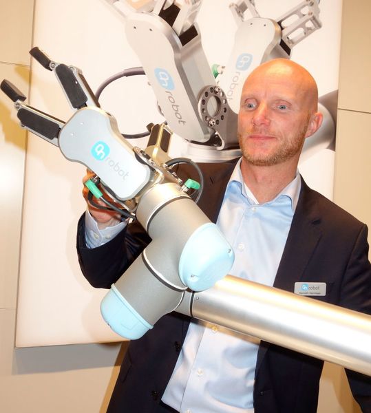 Kenneth B. Henriksen, Head of Sales Europe bei On Robot, Odense: 
„Wir Dänen sind so stark in der Robotik, weil wir eine innovative Denkweise haben. Unser Ingenieurslevel ist dank des guten Bildungssektors ziemlich hoch. Wovon wir in Dänemark profitieren, sind unser Know-how und unsere Ideen. Darin sind wir wirklich stark. 
Und dann gibt es noch das Cluster Odense Robotics mit all seinen Ideen und Startups, die Automatisierungs-Lösungen entwickeln. Wir sind keine Wettbewerber, wir arbeiten eng zusammen und teilen unsere Erfahrungen.“
 (Karin Pfeiffer)