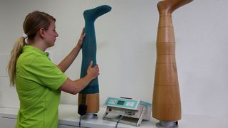L&R setzt im Bereich Kompressionstherapie auf ein breites Sortiment an kombinierbaren Produkten und Systemen, um für jede Indikation eine optimale Therapielösung anzubieten. Mit der Übernahme von Venosan umfasst das Portfolio künftig auch das komplette Sortiment an rundgestrickten Kompressionsstrümpfen – sowohl als Standard als auch nach Maß.  (Werner Tobler arthausvideo / L&R)