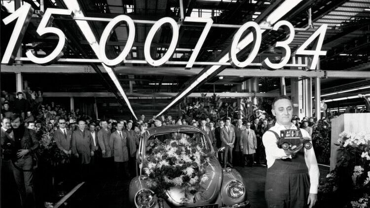 1972 war man bei VW zu Recht stolz, als der Käfer das Ford-T-Modell mit 15.007.034 ge bauten Einheiten vom Stückzahlenthron stieß. (Volkswagen AG)