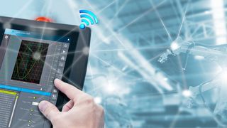 Mit wireless HMI-Panels lässt sich in rauen Industrieumgebungen in der Zukunft präzise Positionierung und Bedienungsfreiheit komfortabel sowie effizient umsetzen. (Sigmatek)