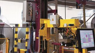 Das Grundgestell der Umreifungsanlage ist für unterschiedliche Ringdurchmesser verfahrbar. Die Leitungen laufen auch hier in Energieführungen aus Stahl von Tsubaki Kabelschlepp.
 (Bild: Tsubaki Kabelschlepp)