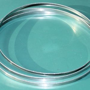 Bild 2: Das dünne Diamantsägeband sorgt für schmale Schnittspalte. 