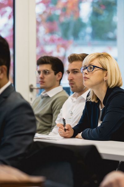 Nachdenkliche Mienen angesichts der möglichen Szenarien, die Schlücker aufzeigt. (Bild: Stefan Bausewein)