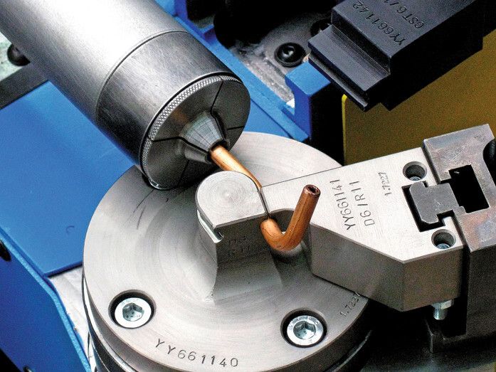 Die CNC-Mehrebenen-Rohrbiegemaschine Tubotron 25 MR liefert wegen der ausgeklügelten Werkzeugtechnik präzise Biegeergebnisse, speziell auch bei filigranen Aufgabenstellungen. (Bild: Tracto Technik)