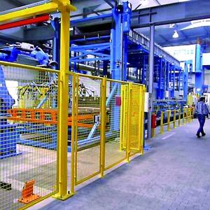 Der Rollenherdofen wird mit Hilfe eines Roboters mit Saugerspinne, der die Platinen auf das Band legt, geladen.