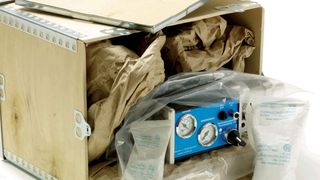 Wichtig insbesondere bei empfindlicher Ware: Beigelegte Trockenmittelbeutel nehmen die Luftfeuchtigkeit auf. Bild: Thomar (Archiv: Vogel Business Media)