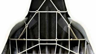 CFK macht es möglich: Diese Autositzlehne ist 40 % leichter als die bisher üblichen Sitzlehnen. (Bild: Johnson Controls)