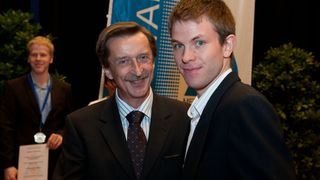 Holger Roth (r.), hier im Gespräch mit dem Vizepräsidenten des Bundesverbands Metall, Erwin Kostyra, ist als bester Absolvent im Ausbildungsberuf Zerspanungsmechaniker ausgezeichnet worden.  (Bild: Schunk)