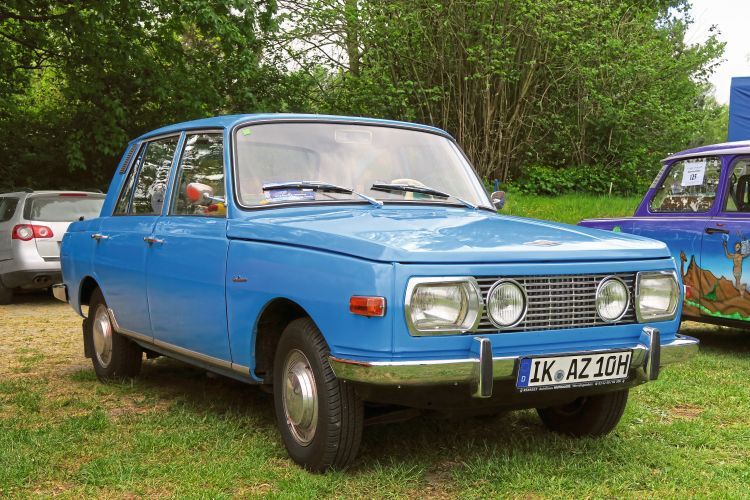 Trotz unterschiedlicher Konstruktionsweise des Antriebsstrangs eint Porsche 356 und Wartburg 353 die Reihenfolge der Zylindernummerierung und die Festlegung der Motordrehrichtung. (Bild: Peter Diehl)