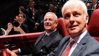 Der Vorstandsvorsitzende der Porsche AG, Matthias Müller (rechts) ist Top-Favorit auf die Nachfolge des diese Woche entlassene Vorstandsvorsitzenden der Volkswagen AG, Martin Winterkorn (mitte) (Foto: Franziska Kraufmann/dpa)