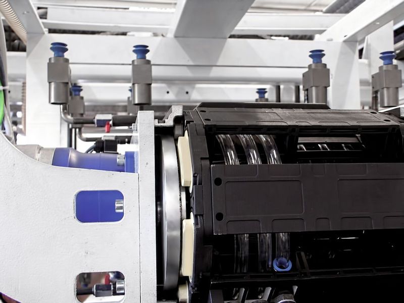 Bei der pikchain sind auch die Pneumatikschläuche integriert. Die Kette lässt sich wie ein Bausatz aus Einzelteilen maßgeschneidert für die jeweiligen individuellen Produktionsbedürfnisse zusammensetzen und ist dadurch extrem variabel.  (Bild: igus)