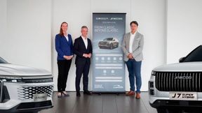 Cloppenburg verkauft ab dem vierten Quartal 2026 die chinesische Doppelmarke Omoda & Jaecoo: (v. l.) Vera Paller, Geschäftsführerin Cloppenburg Ansbach, Michael Mandery, Leiter Vertrieb und Händlernetzentwicklung bei Omoda & Jaecoo Deutschland, und Bart Gerris, Vorstandsvorsitzender der Cloppenburg Automobil SE.  (Bild: Foto: Cloppenburg Automobil SE)