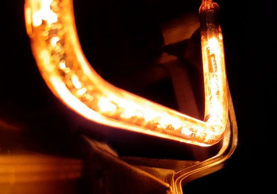 Heraeus Noblelight will den Besuchern der Fakuma demonstrieren, wie Infrarotstrahlung zum Entgraten von Spritzgussteilen genutzt werden kann. Die Strahler sind, wie das Bild ahnen lässt, flexibel auch an kompliziertere Bauteilkonturen anpassbar. Lesen Sie vorab, was damit geht ...(Bild:  Heraeus Noblelight)