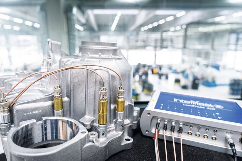 Universell: Mit dem Messverfahren Ultraschall-Echo lassen sich Vorspannungen an Schrauben zum einen im Labor, zum anderen im Betrieb fortlaufend messen.  (Bild: Arnold)