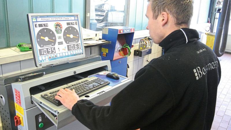 Die Datenbank eines PC-gesteuerten Bremsprüfstandes bietet viele Vorteile und beschleunigt den Arbeitsablauf, etwa bei einer Wiederholungsprüfung. Läuft der BPS zudem in einem Werkstatt-Netzwerk, hat der Nutzfahrzeugfachmann von jedem eingebundenen Arbeitsplatz aus Zugriff auf den Werkstattauftrag.(Bild:  Kuss)