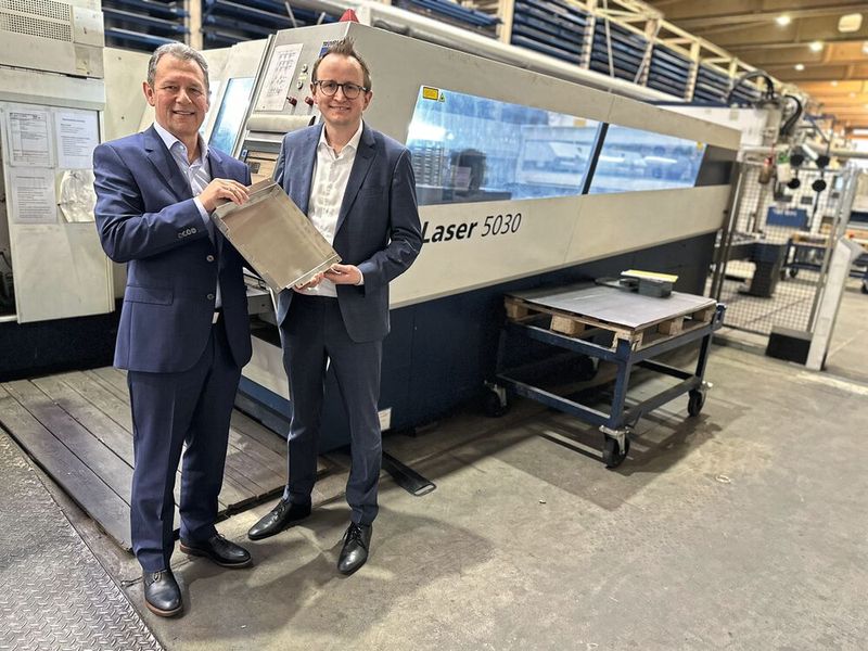 Dr. Steffen Albrecht (Geschäftsführer der Pretec Schneidtechnologien GmbH, links) und Tom Krause (Geschäftsführer der Automate-Me GmbH) vor einer Laserschneidmaschine von Trumpf. (Bild: Automate-Me)