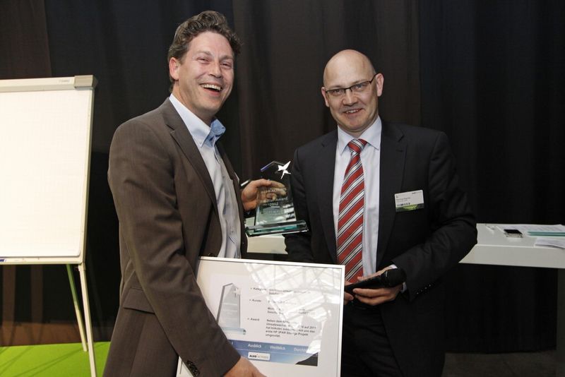 Michael Illig (links), Geschäftsführer von bükotec, nimmt die Auszeichnung für das stärkste Umsatzwachstum im Solution Bereich von Reinhold Egenter, Vice President Solutions bei ALSO Actebis, entgegen. (Archiv: Vogel Business Media)
