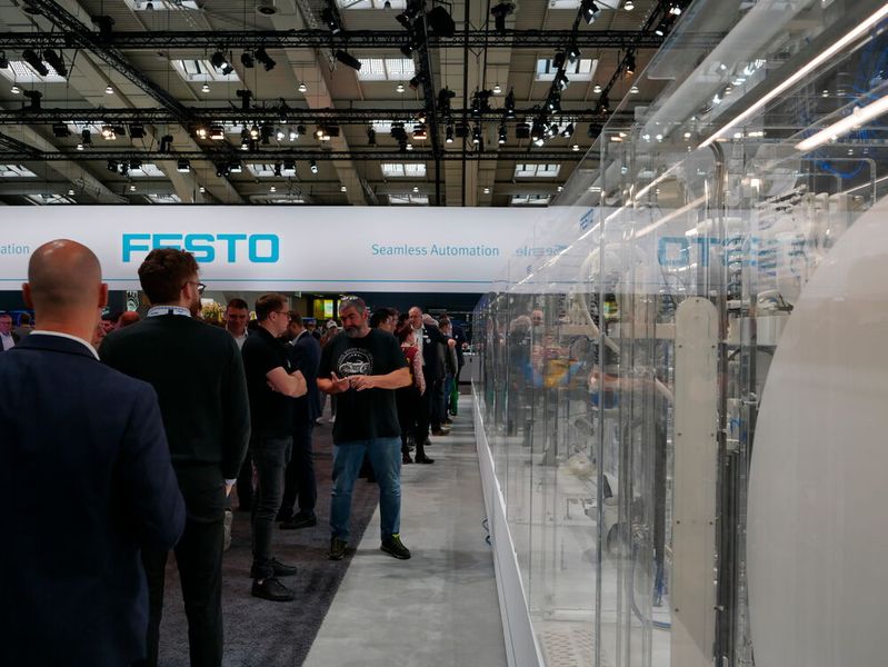 Unter dem Namen Incredible Machine zeigte Festo einen umfangreichen Einblick in sein Portfolio und warf dabei sogar einen Blick auf die Anfänge des Unternehmens.  (Bild: Sandro Kipar/VCG)