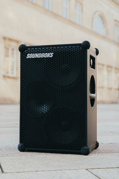 Nicht ganz günstig, aber dafür laut: „The New Soundboks“. Der Speaker aus Dänemark ist mit 126 dB der lauteste Bluetooth-Performance-Speaker auf dem Markt. Die knapp 16 kg lassen sich über den Griff oder das Backpack-Zubehör transportieren. Hitze, Kälte, Erschütterungen, Bier- oder Wasserspritzer können dem Lautsprecher nichts anhaben. So ist für die nächste Weihnachtsparty gesorgt, sofern diese wieder stattfinden darf. Preis: 899 Euro. (www.soundboks.com/de)