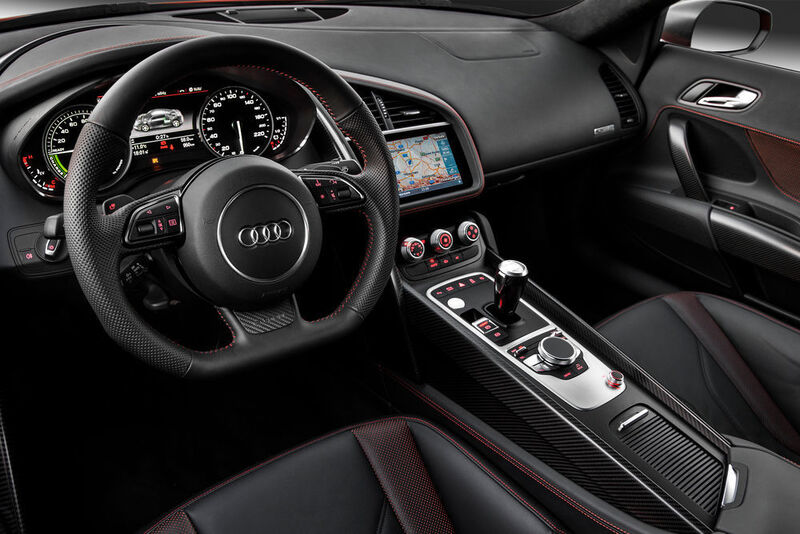 Das Interieur gleicht entsprechend dem R8 mit Verbrennungsmotor – den auffälligsten Unterschied markiert das Kombiinstrument: ... (Audi)