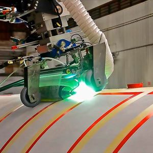 Automatisierte Beschichtung des Riblets-Lacks auf Rotorblättern. 