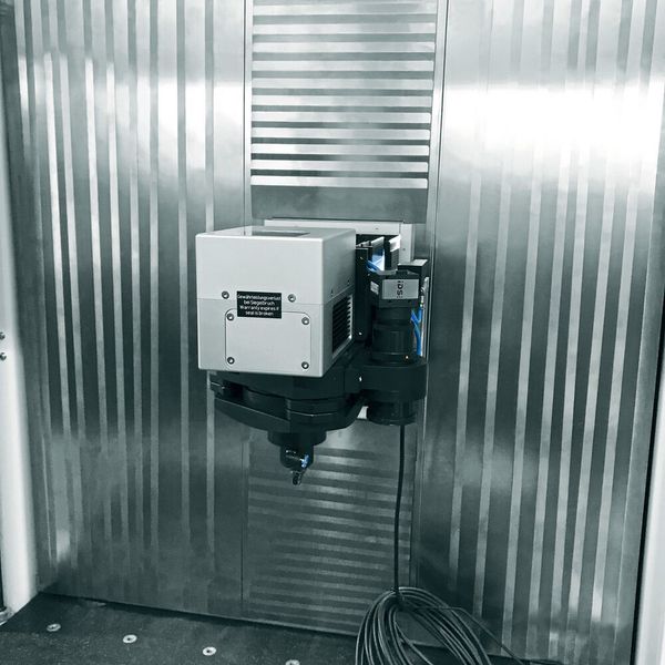 Ultraharte Materialien schrecken die Laserbearbeitungsanlagen von Laser-pluss nicht. Der Arbeitsraum des Raymaker/Cutmaster wird durch eine Fix&Finish Schutzabdeckung vom Typ Strapano geschützt. (Arno Arnold)