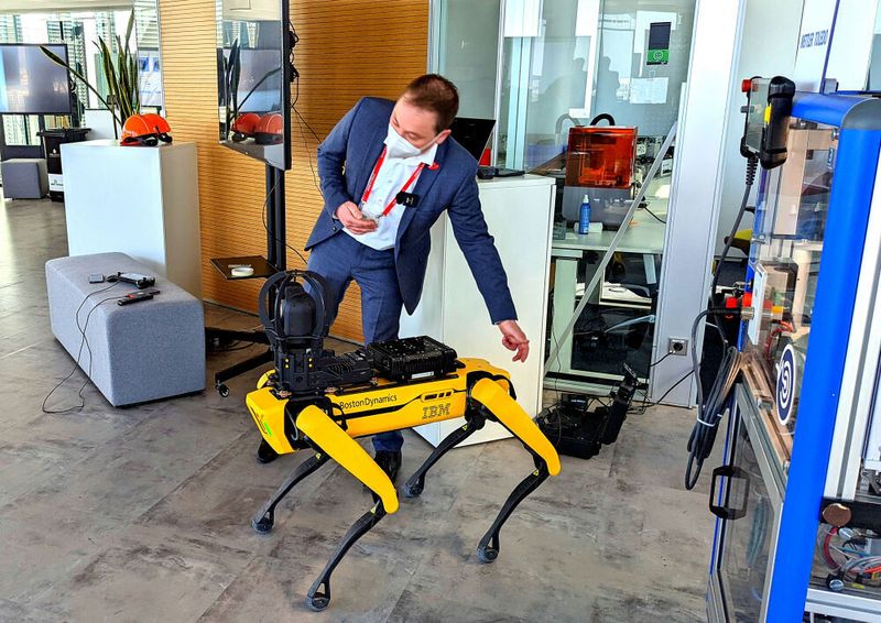 Neben WLAN gibt es auch andere Funk-Systeme, die bis zu 10km überbrücken können. Etwa das Flymotion Persistent Systems Radio. Dafür werden am Steuer-Panel sowie hinten am Hund zwei zusätzliche Funk-Adapter montiert. (Harald Karcher)