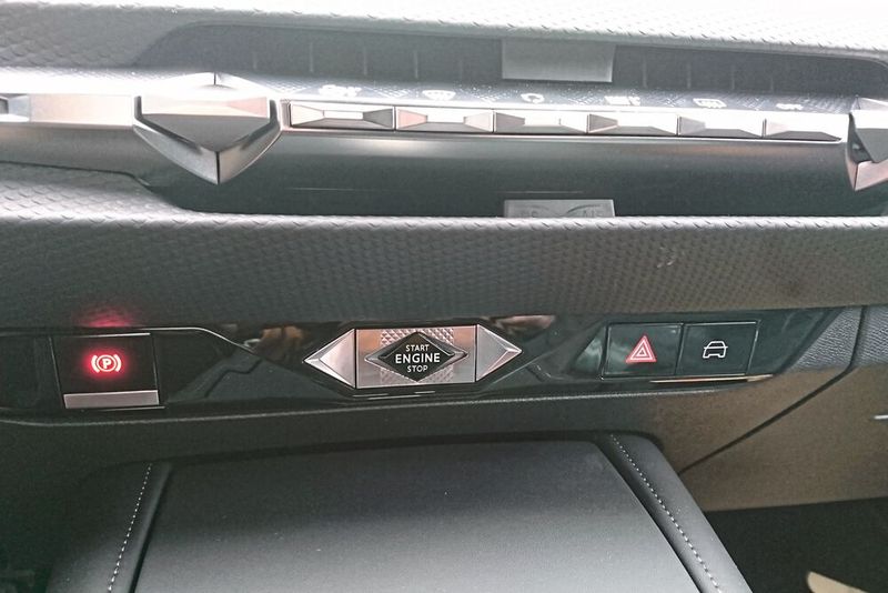 Der Knopf zum Starten und ausschalten des Motors ist ebenso im DS-Design, wie die Kippschalter für Infotainment und Gebläse. (Bild: Sven Prawitz/Vogel Communications Group)