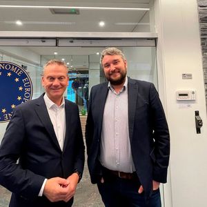 ZDK-Präsident Arne Joswig und Friedrich Trosse vor dem neuen ZDK-Büro in Brüssel.(Bild:  ZDK)