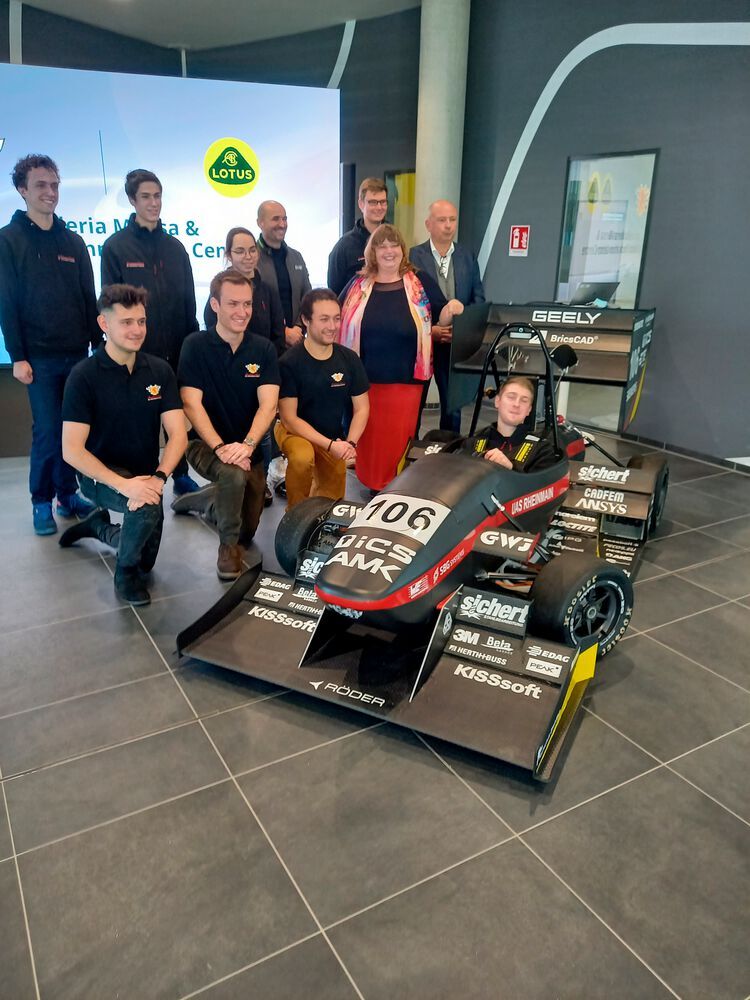 Lotus setzt in seinem Technikzentrum in Raunheim auf die Zusammenarbeit mit Studierenden, zum Beispiel der „Scuderia Mensa“ der Hochschule RheinMain.