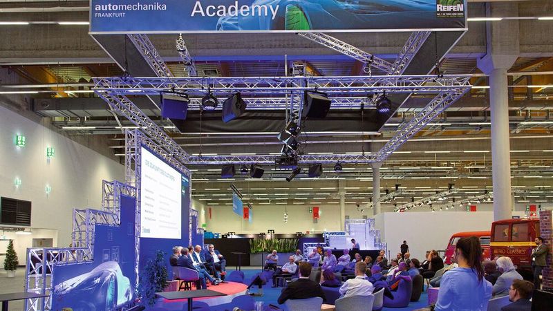 In der Automechanika Academy finden während der gesamten Messe Fachvorträge, Diskussionsrunden und Präsentationen statt.(Bild:  Jochen Günther)
