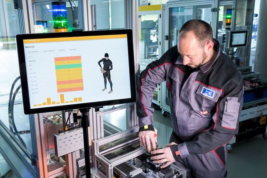Ein am Körper getragenes Sensornetzwerk erfasst die Bewegungen und gibt Rückmeldung zu Belastungen und Fehlstellungen. Ein am Körper getragenes Sensornetzwerk erfasst die Bewegungen und gibt Rückmeldung zu Belastungen und Fehlstellungen.