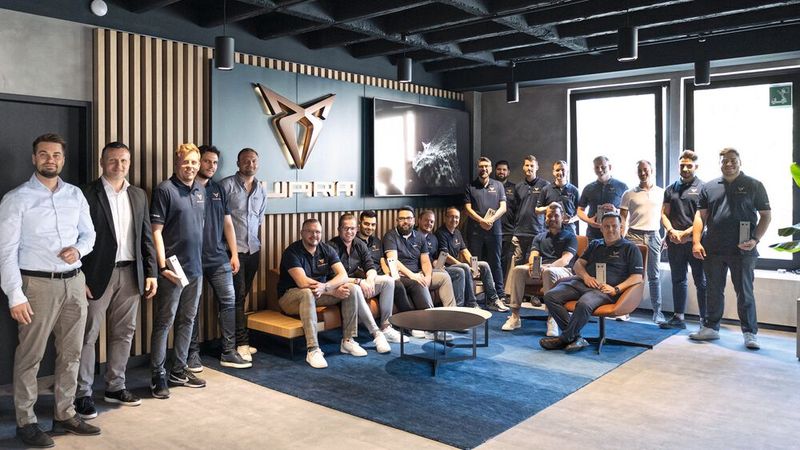 Im Zuge der Eröffnung wurde der „Top-Verkäufer Award“ an die besten 17 Cupra-Verkäufer der Feser-Graf-Gruppe verliehen. (Bild: Seat Deutschland)