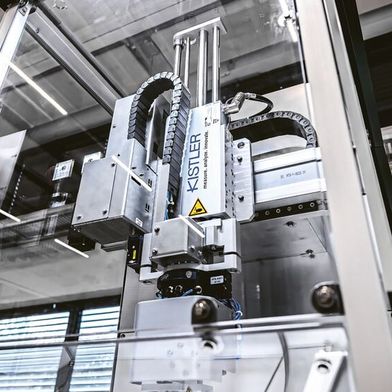Die High-Speed-Fügetechnik mit dem NCFQ basiert auf einem elektromagnetischen Linearmotor und kombiniert unterschiedliche Fügeschritte in nur einem Fügevorgang. Die MDA 5 der Rychiger AG liefert so bis zu fünf Teile pro Minute.  (Bild: Kistler Instrumente)