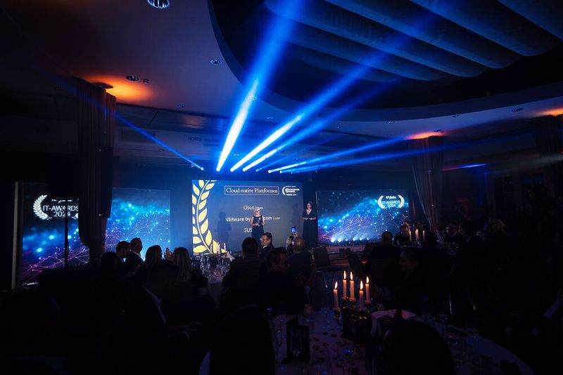 Und damit sind wir auch schon bei der ersten Kategorie – aus dem Bereich Software; denn irgendwie müssen die IT-Lasten auch über verschiedene Clouds hinweg zusammenspielen. Das funktioniert heute am besten mit Cloud-nativen Plattformen. (Bild: Manuel Emme Fotografie      )